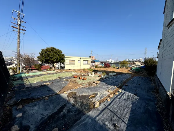 中京競馬場前駅徒歩6分の好立地に、土地約215.99坪の広々敷地。建築条件無し・解体更地渡しで周辺環境も充実。多彩な用途に対応可能です。