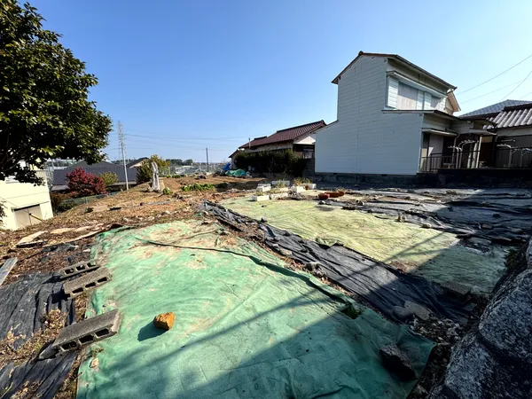 中京競馬場前駅徒歩6分の好立地に、土地約215.99坪の広々敷地。建築条件無し・解体更地渡しで周辺環境も充実。多彩な用途に対応可能です。