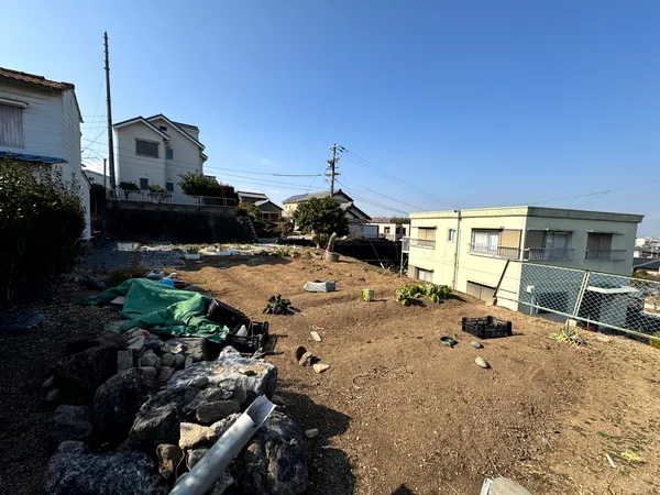 中京競馬場前駅徒歩6分の好立地に、土地約215.99坪の広々敷地。建築条件無し・解体更地渡しで周辺環境も充実。多彩な用途に対応可能です。