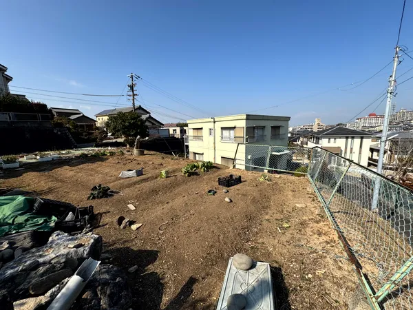 中京競馬場前駅徒歩6分の好立地に、土地約215.99坪の広々敷地。建築条件無し・解体更地渡しで周辺環境も充実。多彩な用途に対応可能です。