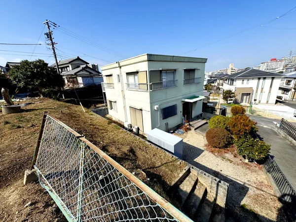 中京競馬場前駅徒歩6分の好立地に、土地約215.99坪の広々敷地。建築条件無し・解体更地渡しで周辺環境も充実。多彩な用途に対応可能です。