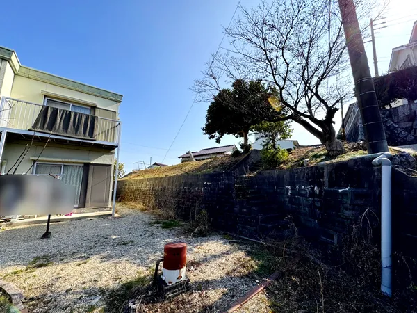 中京競馬場前駅徒歩6分の好立地に、土地約215.99坪の広々敷地。建築条件無し・解体更地渡しで周辺環境も充実。多彩な用途に対応可能です。