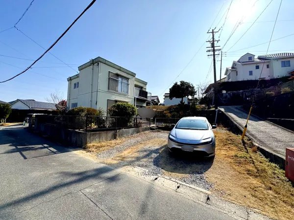 中京競馬場前駅徒歩6分の好立地に、土地約215.99坪の広々敷地。建築条件無し・解体更地渡しで周辺環境も充実。多彩な用途に対応可能です。