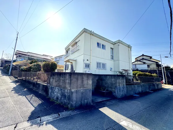 中京競馬場前駅徒歩6分の好立地に、土地約215.99坪の広々敷地。建築条件無し・解体更地渡しで周辺環境も充実。多彩な用途に対応可能です。