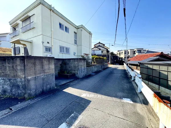 中京競馬場前駅徒歩6分の好立地に、土地約215.99坪の広々敷地。建築条件無し・解体更地渡しで周辺環境も充実。多彩な用途に対応可能です。