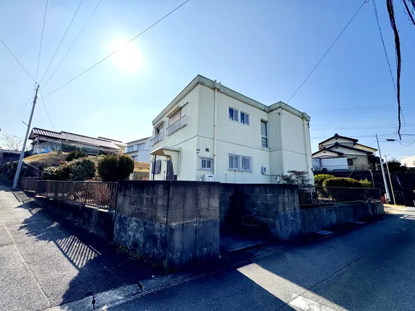 中京競馬場前駅徒歩6分の好立地に、土地約215.99坪の広々敷地。建築条件無し・解体更地渡しで周辺環境も充実。多彩な用途に対応可能です。