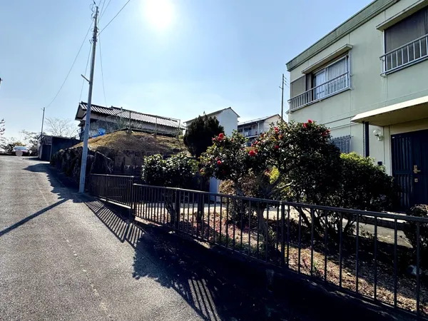 中京競馬場前駅徒歩6分の好立地に、土地約215.99坪の広々敷地。建築条件無し・解体更地渡しで周辺環境も充実。多彩な用途に対応可能です。