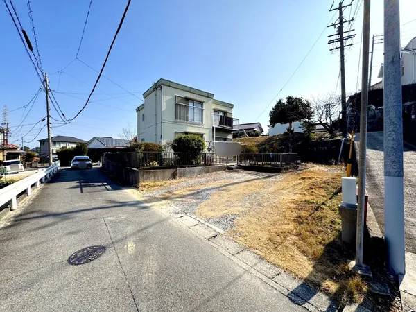 中京競馬場前駅徒歩6分の好立地に、土地約215.99坪の広々敷地。建築条件無し・解体更地渡しで周辺環境も充実。多彩な用途に対応可能です。