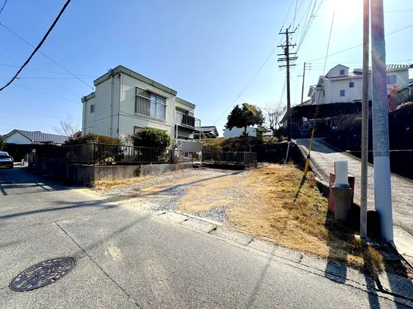 中京競馬場前駅徒歩6分の好立地に、土地約215.99坪の広々敷地。建築条件無し・解体更地渡しで周辺環境も充実。多彩な用途に対応可能です。