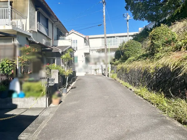 南東側幅員約4.3ｍの前面道路がございます。