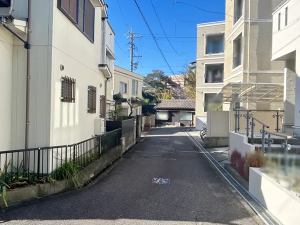 北東側幅員約3.9ｍの前面道路がございます。