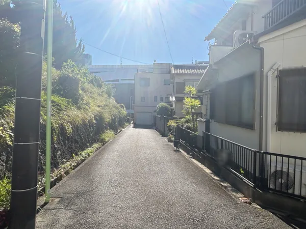 南東側幅員約4.3ｍの前面道路がございます。