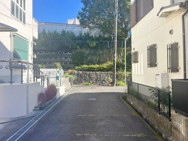 北東側幅員約3.9ｍの前面道路がございます。