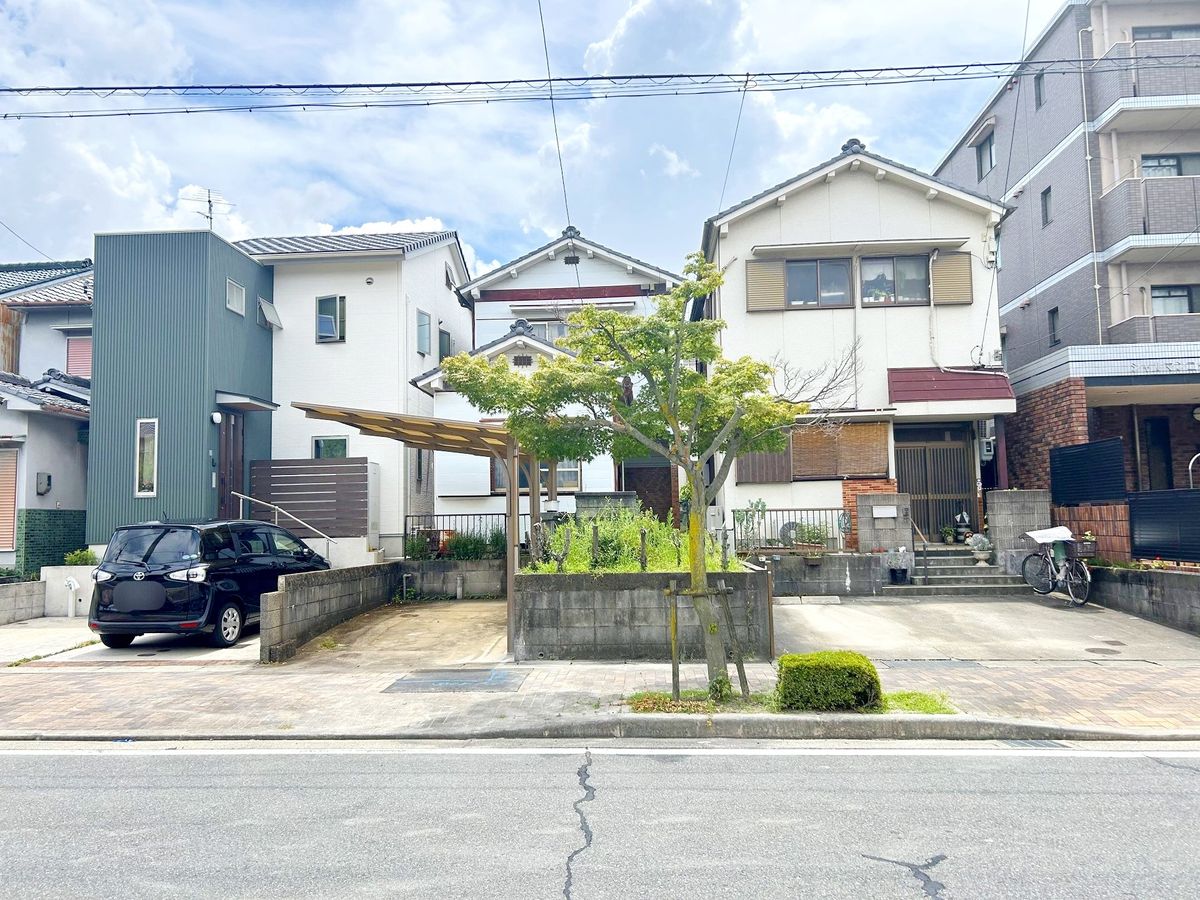 前面道路含む外観