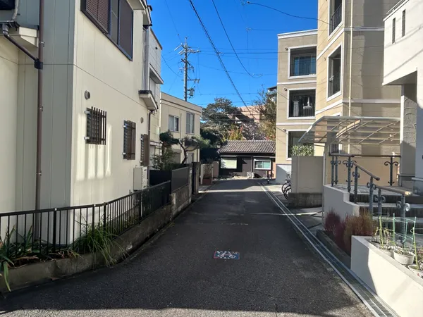 前面道路写真です。閑静な住宅街に位置し、前面道路は車通りが少なく落ち着いた環境です。スーパーまで徒歩2分の住環境です。