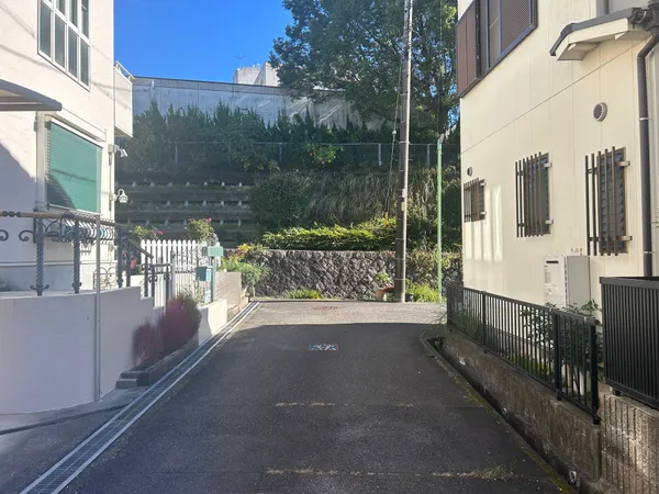 前面道路写真です。閑静な住宅街に位置し、前面道路は車通りが少なく落ち着いた環境です。スーパーまで徒歩2分の住環境です。
