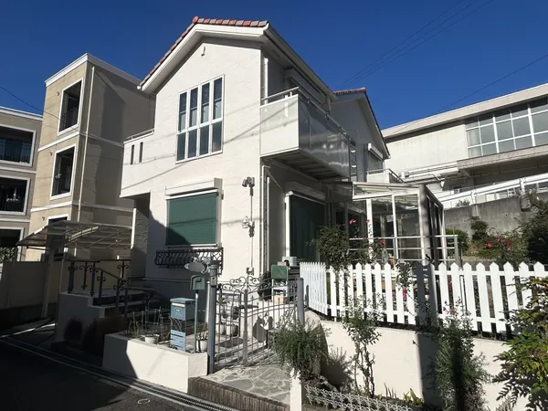 南西向きの庭付き戸建て。洗濯物干しに優れたサンルームとのんびり過ごせる温かみのあるウッドデッキがあり、明るい日差しを感じられるお住まいです。