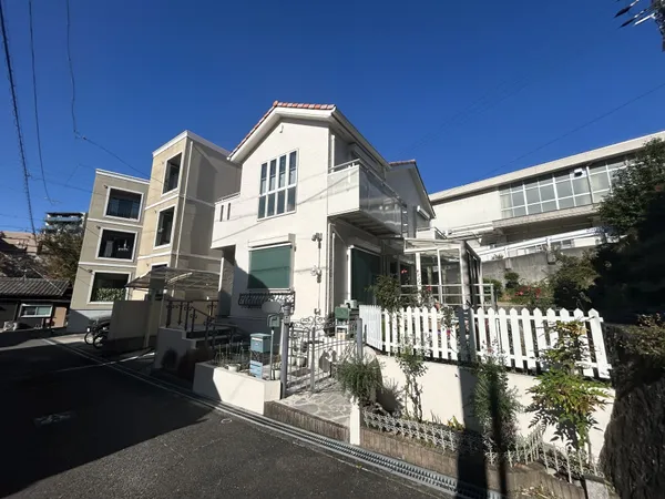 南西向きの庭付き戸建て。洗濯物干しに優れたサンルームとのんびり過ごせる温かみのあるウッドデッキがあり、明るい日差しを感じられるお住まいです。