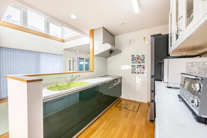 平成28年1月にリフォーム済。リビングダイニングが見渡せるオープンキッチンです。安全面や掃除のしやすさを考慮したIHコンロ。可動域が広く調理がしやすいキッチンです。
