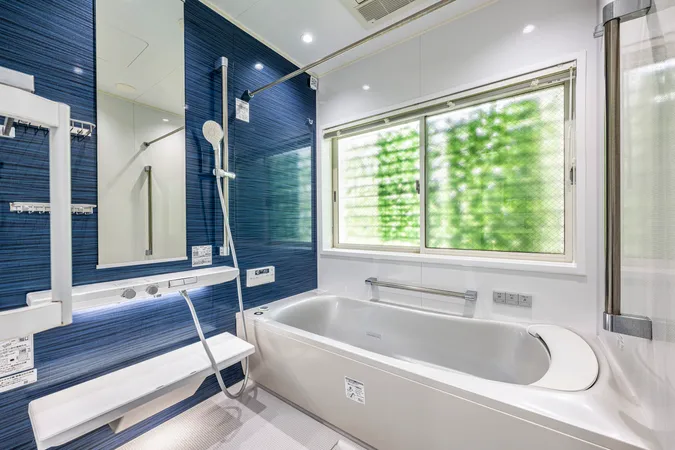 令和1年12月にリフォーム済。「ほっカラリ床」「床ワイパー洗浄」「浴室換気乾燥機」などがついた高機能ユニットバスです。