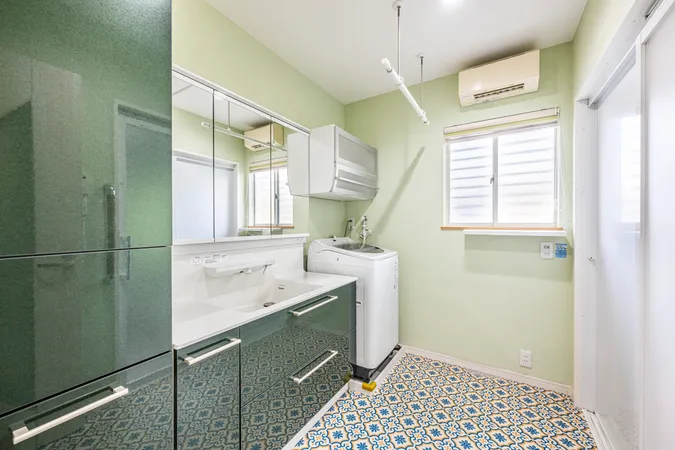 令和1年12月にリフォーム済。収納が豊富で清潔感のある洗面所です。幅広い洗面台は身支度の時間も心豊かになります。