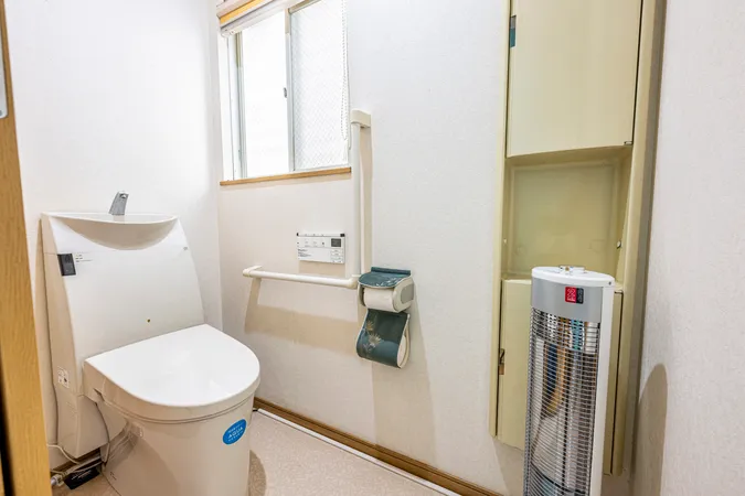 1階トイレ。開口部があるため明るく換気性の整ったトイレです。ご見学希望や物件詳細が知りたい方は三井のリハウス徳重センターまでお気軽にお問い合わせください♪（※火水定休）