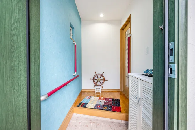 おしゃれで落ち着いた緑の扉がアクセントの玄関です。ご見学希望や物件詳細が知りたい方は三井のリハウス徳重センターまでお気軽にお問い合わせください♪（TEL:0120-16-0031　※火水定休）