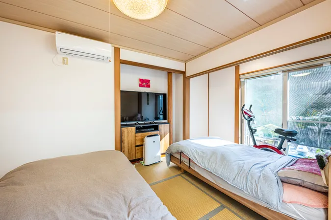 客間としてもご活用いただける汎用性のある和室です。窓側には和室に広がりを感じさせる奥行きのある広縁もあります。