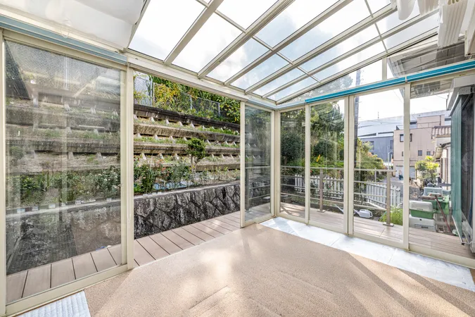 令和2年7月に設置。洗濯物干しスペースはもちろん、セカンドリビングとしての役割も兼ねます。夜間は星空が見え、観賞用植物を飾ったりなど用途は様々。エアコンも完備されており独立した空間も楽しめます。