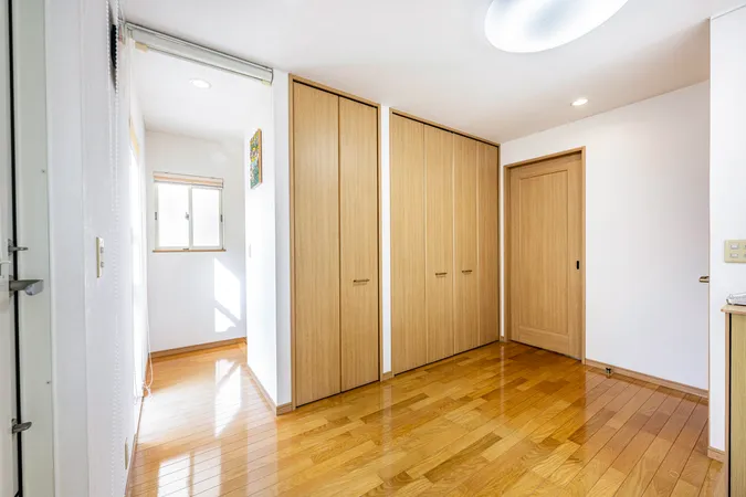 2階ホール部分。日用品のストック、家族の共有グッズ、季節ものが片付く収納があります。