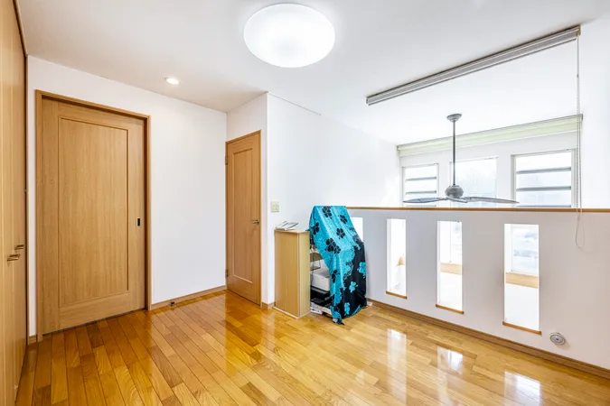 吹き抜け部分からリビングダイニングを見下ろすことができ、多目的に使えるフリースペース