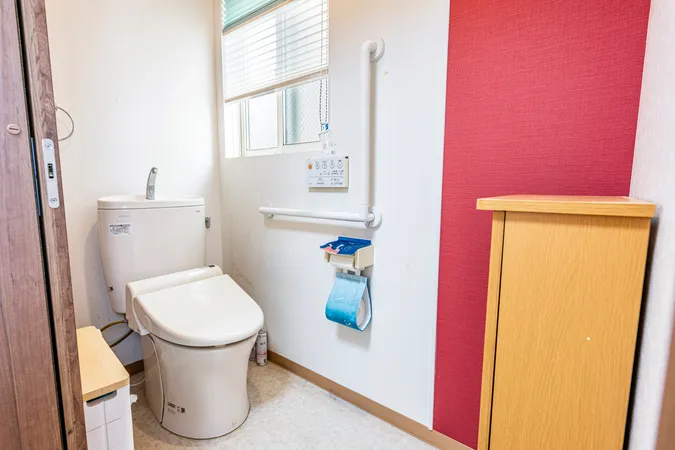2階トイレ。開口部があるため明るく換気性の整ったトイレです。