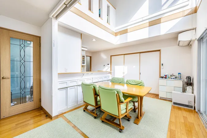 吹き抜け窓は、日光を室内にたっぷりと取り入れ、縦に広がりのある伸びやかな空間としてアクセントを加えられます。