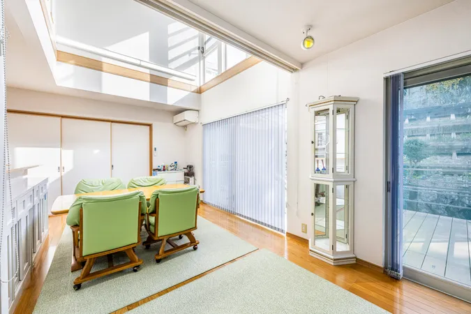 3か所に開口部があり常に明るく温かみのあるリビングダイニングです。