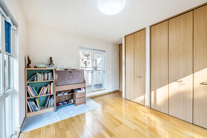 洋室内の収納も奥行きと幅が広く便利です。