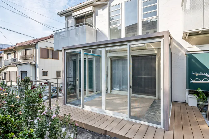 サンルームからお庭へ出入りしやすく配慮されたデッキスペース