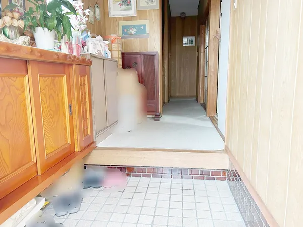 玄関スペースです。靴を履き替える段差に余裕があり、家族や来客がゆったり使えます。