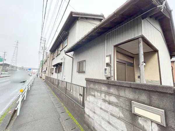 外観写真です。門扉から玄関までの距離感が短く、帰宅や荷物の出し入れもスムーズに行えそうです。