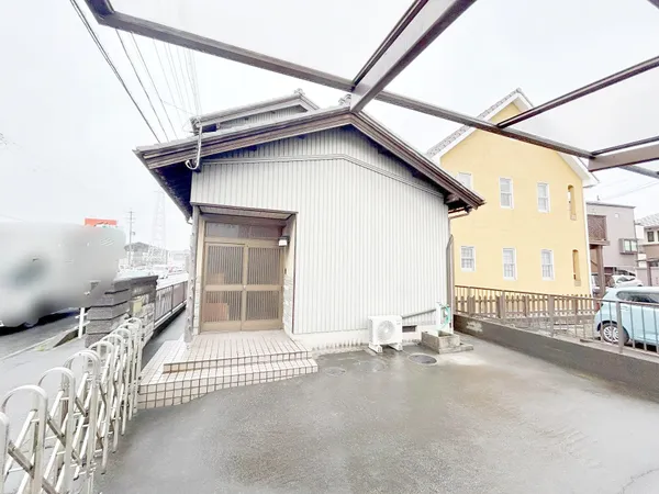 外観写真です。前面道路や駐車場への視界も広く、来客時や荷物の搬出入がしやすい配置です。