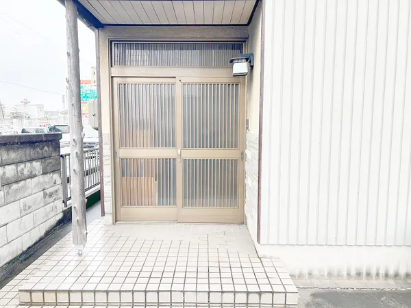 玄関写真です。引き戸タイプの玄関扉と側面に小窓があり、風通しや採光も考慮された造りです。
