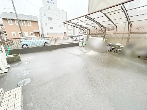駐輪・駐車スペースです。屋根付き部分が設けられているため雨天時の利用にも便利です。
