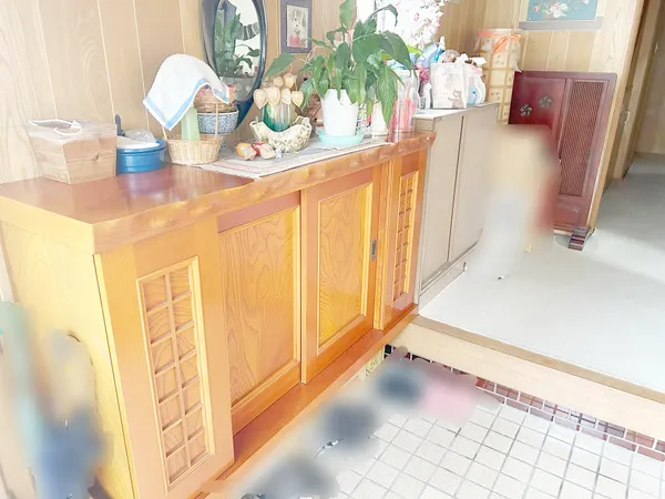 玄関スペースです。木目調で幅広の下駄箱が印象的で、全体的に暖かみのある木の質感となっています。