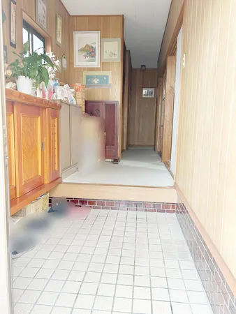 玄関スペースです。タイル敷きの土間から一段上がる構造で、段差の際に靴の履き替えがしやすい設計です。