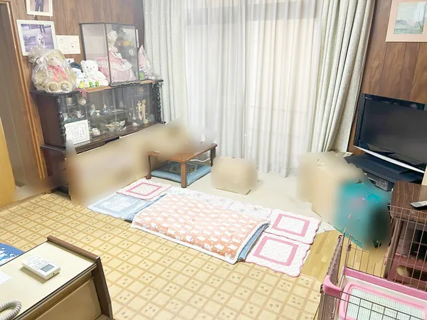 室内の写真です。掃き出し窓から自然光が柔らかく差し込むため、明るい印象です。