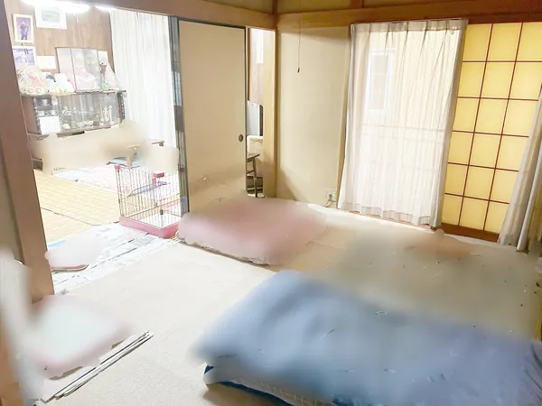 和室と洋室が続き間で配置されたお部屋です。手前の障子から自然光が入り、落ち着いた雰囲気が広がります。