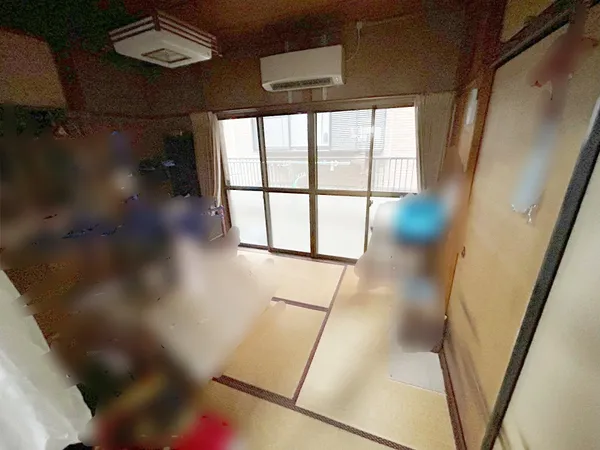 和室の写真です。障子窓から自然光が差し込み、押入や本棚が設置されています。