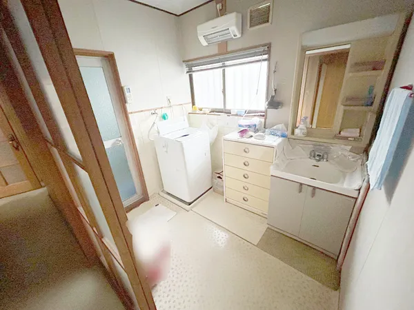 洗面室の写真です。窓から自然光が入り、室内は明るい印象です。