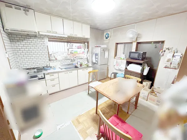 キッチンスペースです。上部と下部に収納があり、調理器具や食品の整理がしやすそうな印象です。