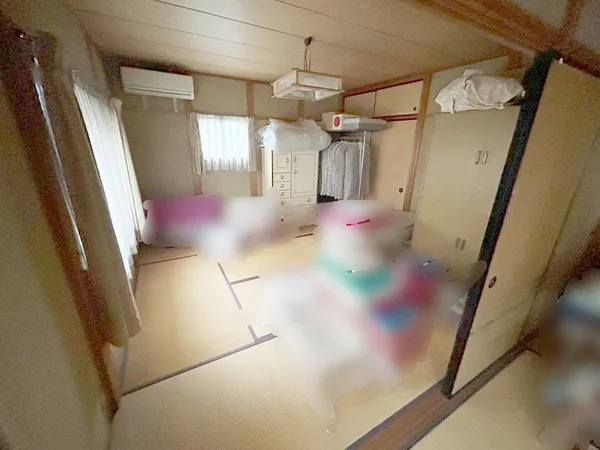 和室の写真です。押入れ収納が充実しており、布団や日用品などを整理できるスペースです。