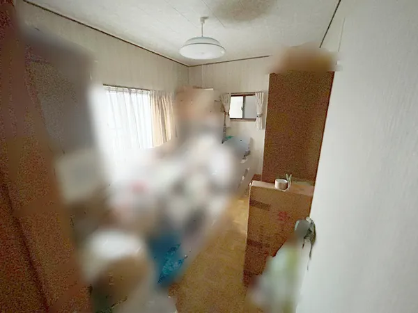 洋室の写真です。2つの窓から自然光が差し込み、通風良好なお部屋です。